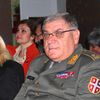 Direktorka gimnazije Suzana Mišić Stanković sa generalom Slobodanom Stopom. Foto VranjeNews