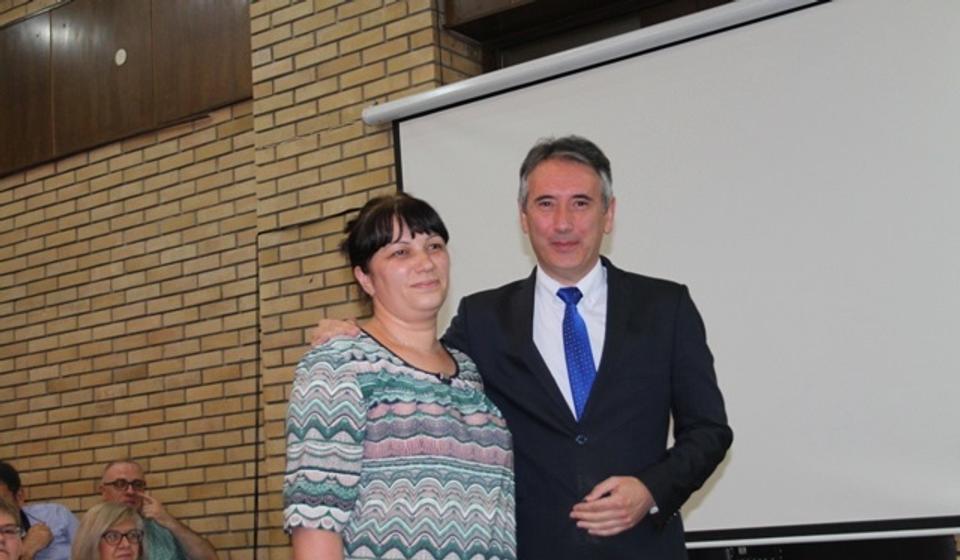 Nagradu za Valentinu Rašić, đaka generacije OŠ Predrag Devedžić u Vranjskoj Banji, primila je njena majka. Foto VranjeNews