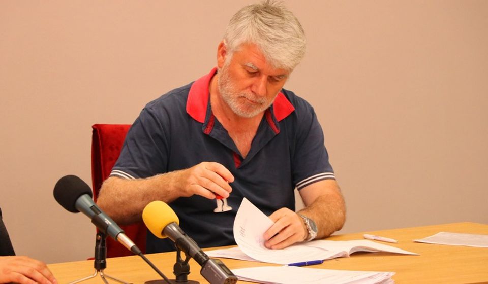 Veličković parafira jedan od medijskih ugovora. Foto Vranje News