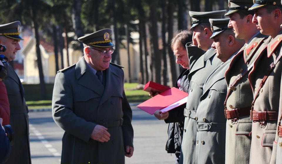 Komandant 4. brigade KoV brigadni general Slobodan Stopa uručuje priznanja. Foto Vranje News