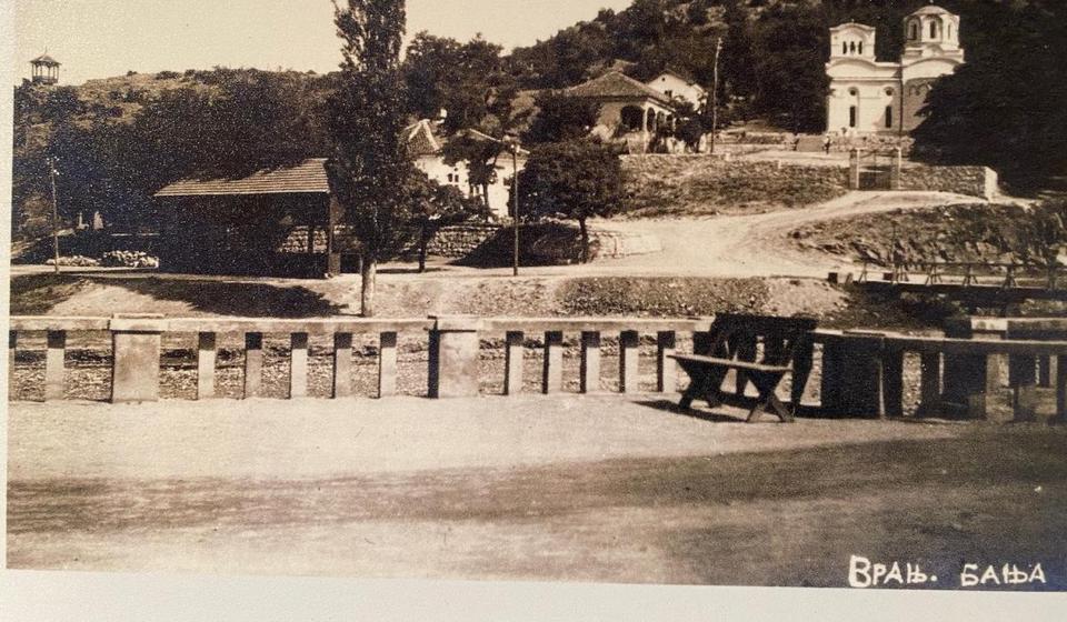 Crkvu Svetog Nikole u Vranjskoj Banji snimio je Milan Jovanović 1892. godine. Poslužila je kao prototip za izgradnju crkve Svetog Đorđa na oplencu. Foto arhiva T.R.S.