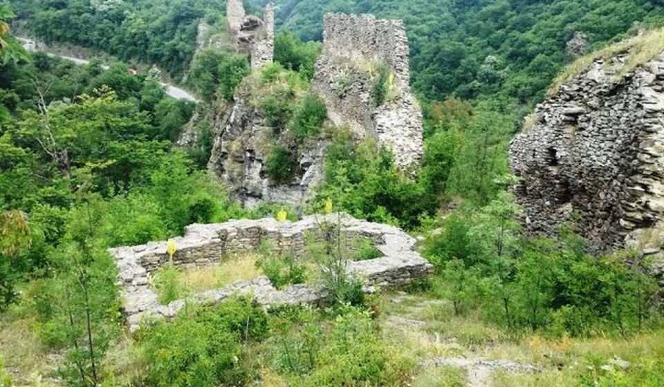 Ostaci srednjovekovne tvrđave Markovo Kale kod Vranja. Foto Vranje News