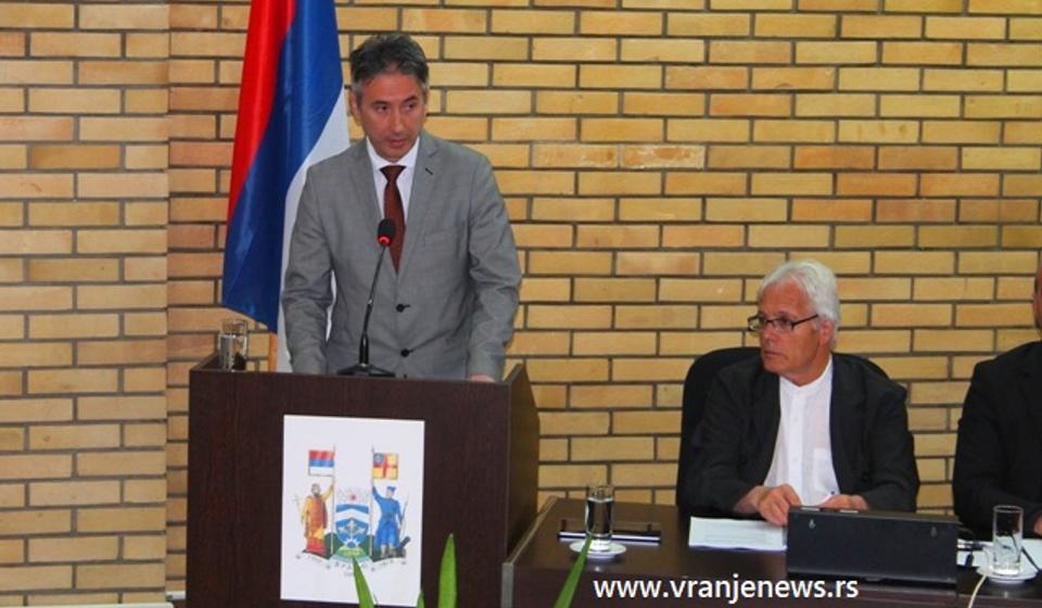 Slobodan Milenković podnosi izveštaj o radu svog kabineta. Foto VranjeNews