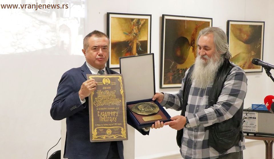 Vladimir Pištalo prima Nagradu Borisav Stanković u Vranju. Foto Vranje News