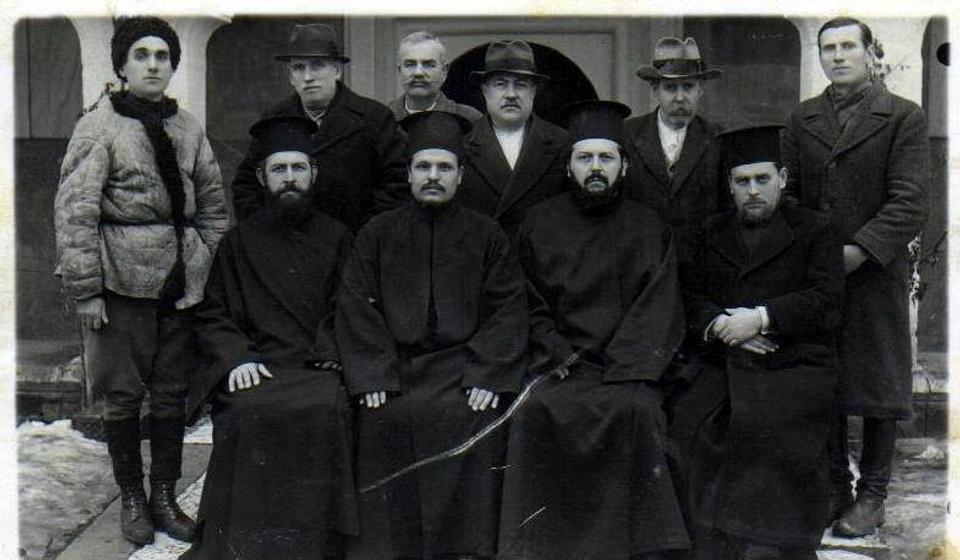 Vlajinaca je vazda bilo u crkvenim poslovima. Foto Staro Vranje: Stojan Vlajinac, rođeni brat Milanov i praunuk Janjin, drugi zdesna u gornjem redu (lična arhiva Srđana Stankovića)