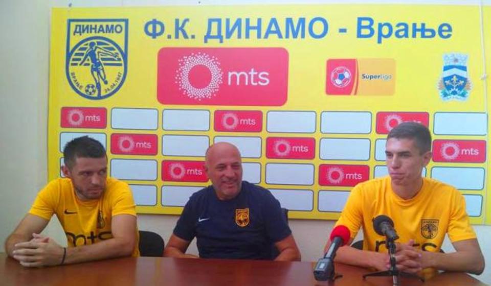 Ovaj meč doživljavaju kao prekretnicu: trener Antić sa svojim fudbalerima. Foto VranjeNews