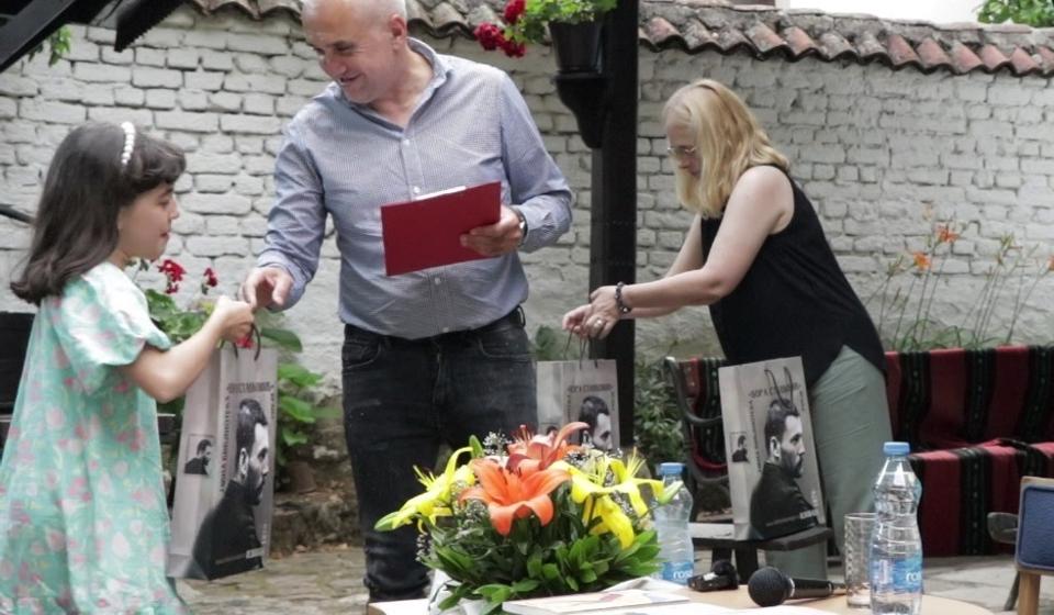 Nagrađeni i najmlađi čitaoci. Foto Vranje News