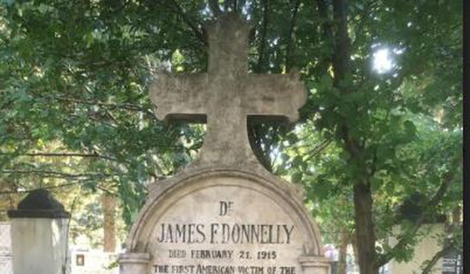 Crveni krst Amerike podigao je spomenik dr Džejmsu Doneliju u Đevđeliji, lekaru iz Frotingamove misije (klik na kopiju za puni prikaz). Foto arhiva Tomislava R. Simonovića