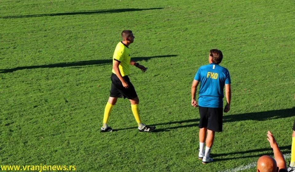 Ko to tamo secka igru: rasprava trenera Kalinića sa sudijom. Foto VranjeNews