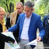 Detalj uoči početka rekonstrukcije parka u oktobru 2019: gradonačelnik Milenković sa saradnicima. Foto Vranje News