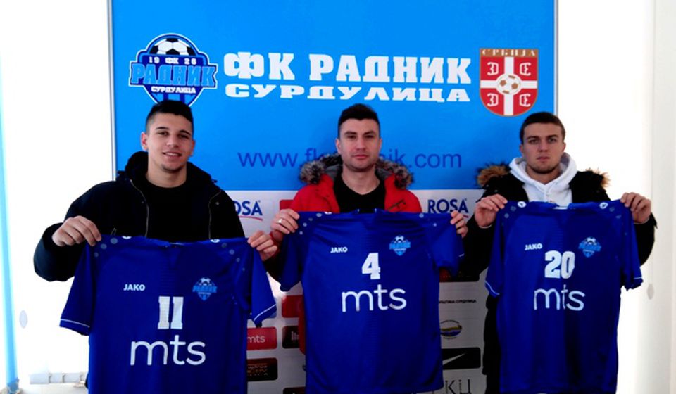 Stamenković, Pajović i Kričak oblače plavi Radnikov dres. Foto FK Radnik