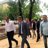 Milenković sa liderom lokalnog SNS-a Slavišom Bulatovićem i predstavnikom izvođača radova. Foto Vranje News