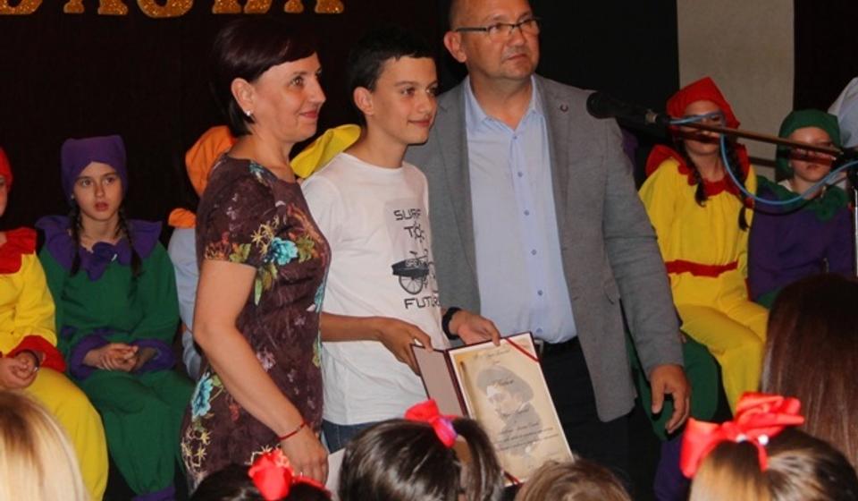 Stefanović sa đacima na prošlogodišnjoj priredbi povodom Dana škole. Foto Vranje News