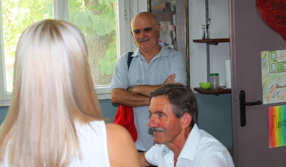 Vranjski slikar Mita Ristić sa kolegama. Foto VranjeNews