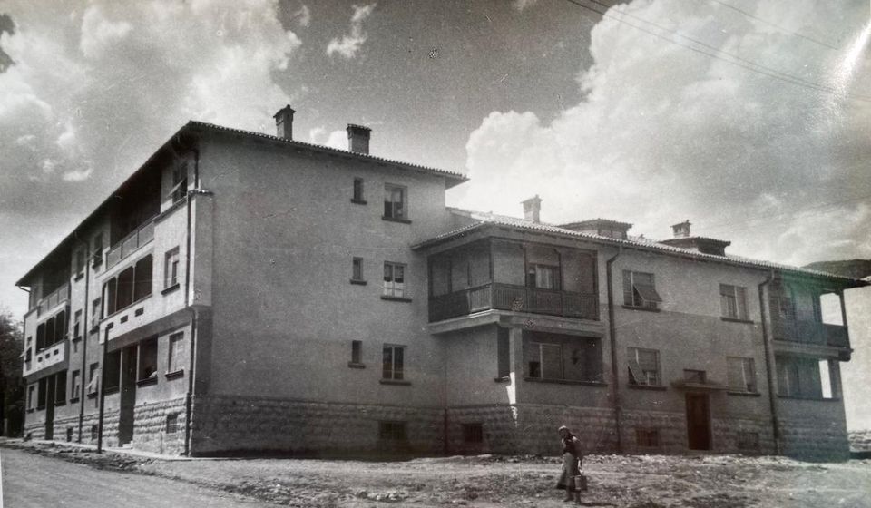 U današnjoj Ulici Narodnog heroja bila je Crkva Svetog Jovana Krstitelja. Turci su je srušili 1737. i sagradili tekiju i ambare. Tekija je srušena 1878. g. Potom su 1951. sagrađeni vojni stanovi. Foto arhiva T.S.
