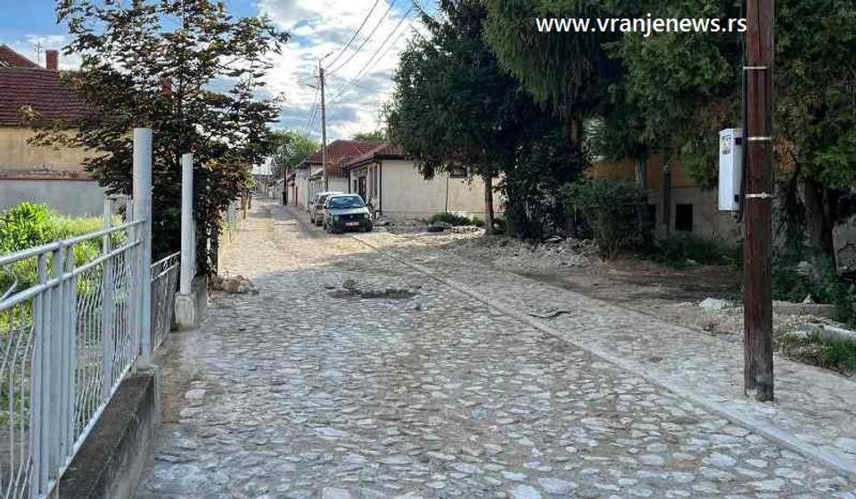 Baba Zlatina danas: da li ovakva ulica treba da bude parkiralište. Foto Vranje News