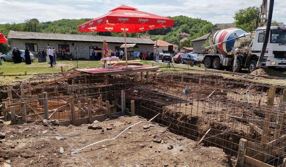 Lokacija na kojoj se gradi crkve posvećena Svetom Prohoru Pčinjskom. Foto ilustracija vranje.org.rs