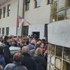 Na biračkom mestu ispred Škole Sveti Sava policija zavodi red. Foto Bujanovačke