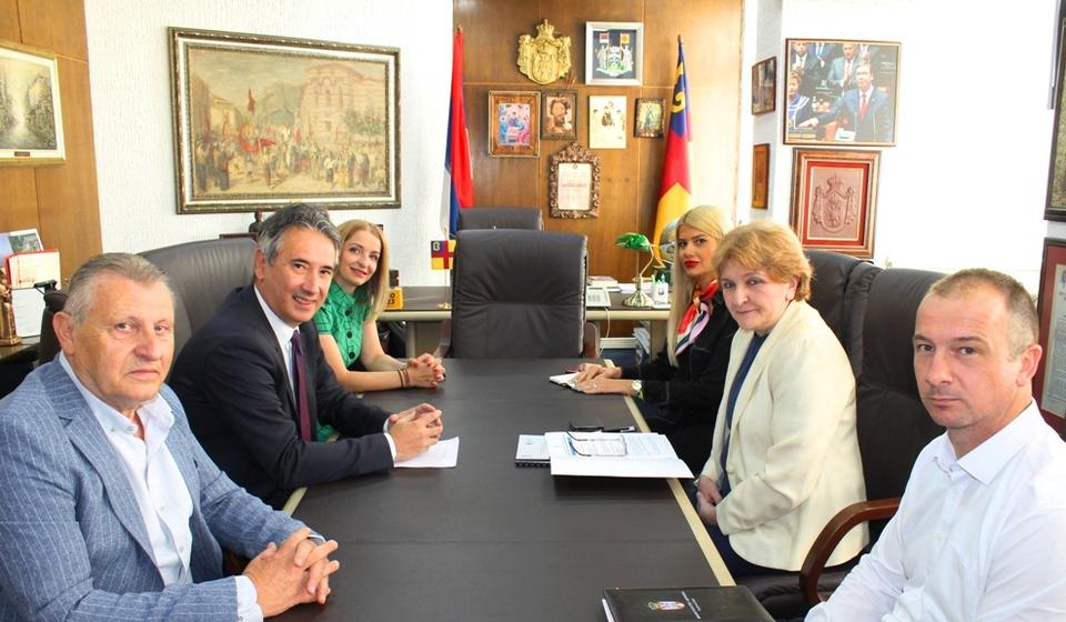 Ministarka Grujičić sa vrhom lokalne samouprave. Foto vranje.org.rs