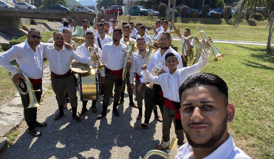 Manuel Ametović iz Bojnika, prva truba Vlasinskog leta 2024 u seniorskoj konkurenciji, sa svojim orkestrom. Foto OMA