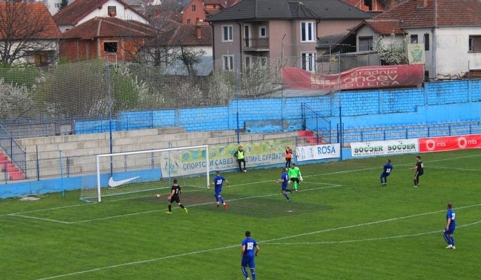 Ratković pogađa stativu Surduličana. Foto VranjeNews