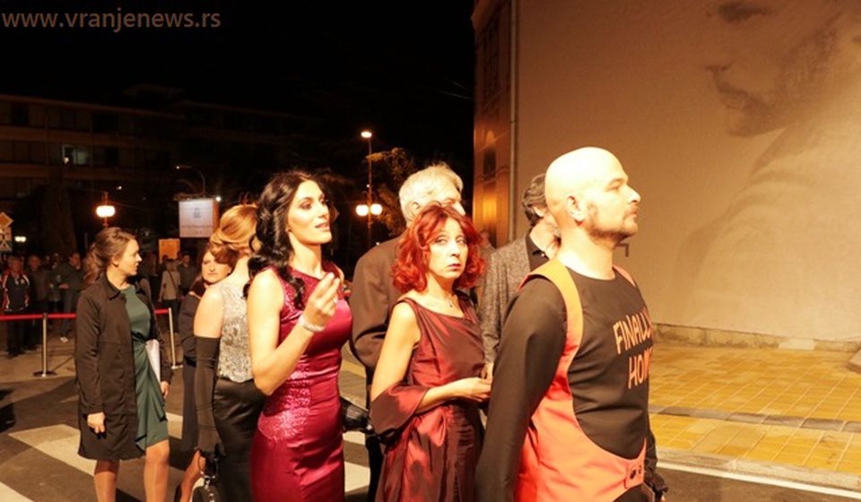 Povratak u svoj dom: glumci vranjskog pozorišta. Foto VranjeNews