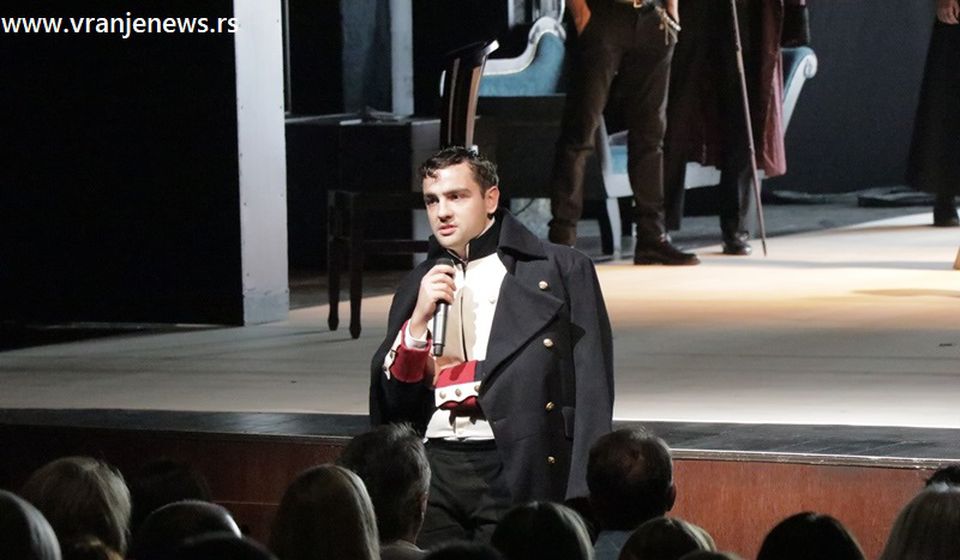 Nedim Nezirović kao Napoleon Bonaparta u predstavi Rat i mir. Foto Vranje News