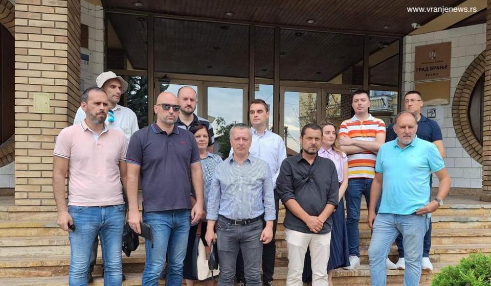 Antiću su podršku pružili kolege odbornici u skupštini grada iz opozicije. Foto Vranje news