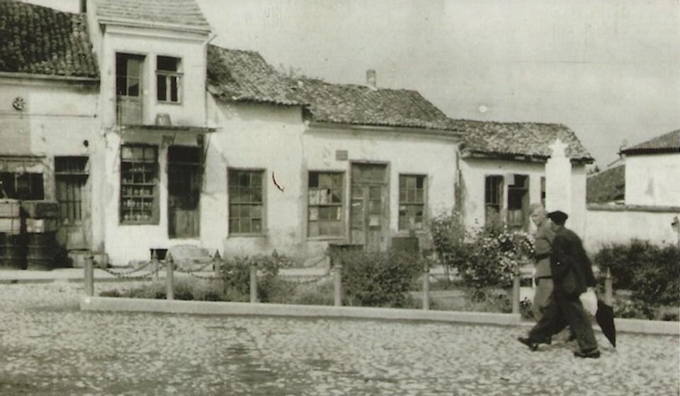 Ruski spomenik kapetanu Grigoriju Dimitrijevu sagrađen je 11. novembra 1945, porušen je 5. septembra 1952. godine. Foto arhiva T.R.S.