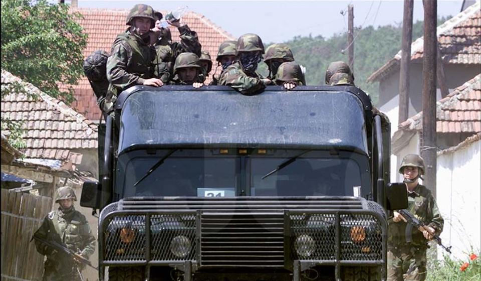 Pripadnici JSO u Kopnenoj zoni bezbednosti 2000. godine. Foto www.crveneberetke.com