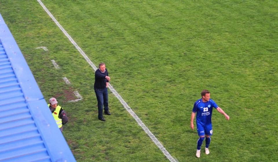 Trener Radnika Milan Milanović daje instrukcije svojim igračima. Foto VranjeNews