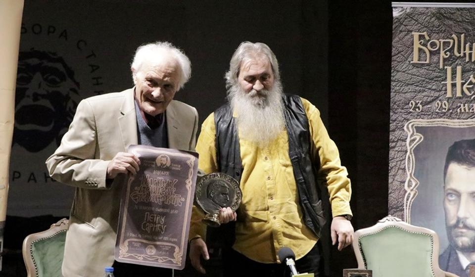 Sarić prima nagradu iz ruku Miroslava Cere Mihailovića, urednika Književne zajednice Borisav Stanković. Foto Vranje News