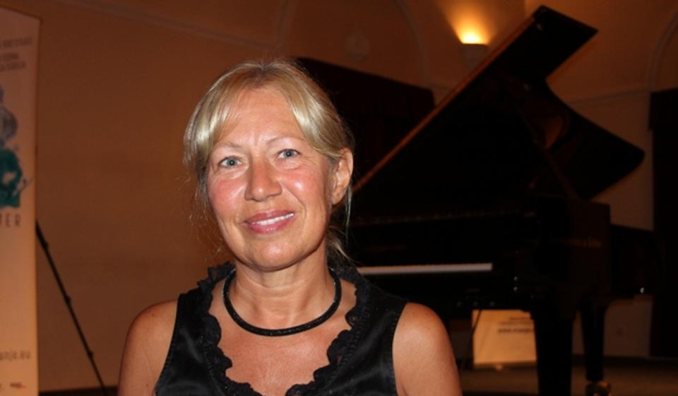 Rita KInka pozira fotoreporteru Vranje News-a