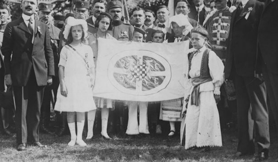 Razvijanje jugoslovenske zastave u Vašingtonu 4. juli1918. Desno, Ljubomir Mihailović, srpski poslanik, levo, Bogumil Vošnjak. Foto arhiva T.S.