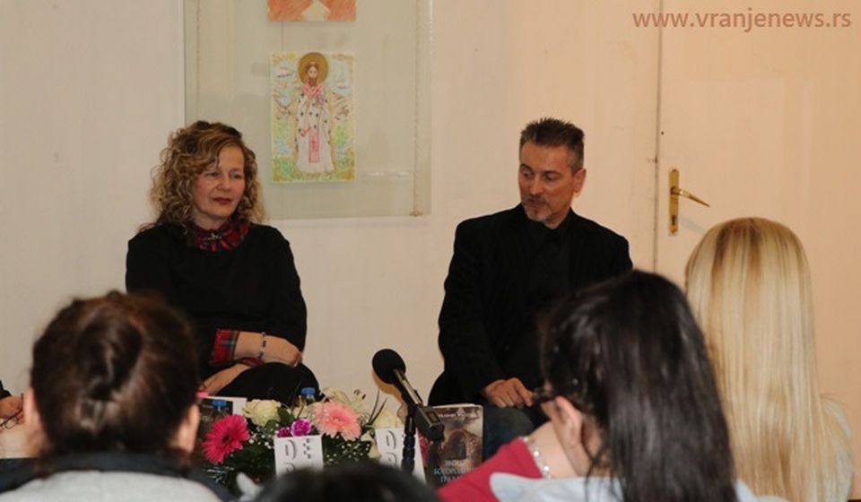 Milkica Miletić u društvu književnika i urednika izdavačke kuće Dereta Zorana Bognara. Foto Vranje News