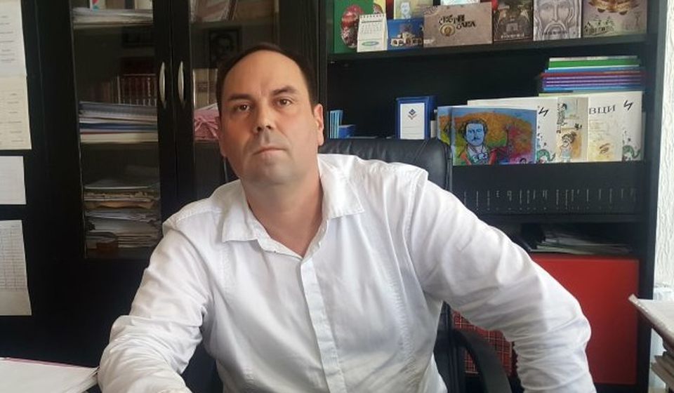 Šta medij Nenada Tasića, profesora matematike, vlasnika medija, predsednika nečega što se zove Strukovna Asocijacija novinara Srbije (SANS) kvalifikuje za 150.000 dinara na konkursu u Vranju osim članstva u SNS-u? Foto Bujanovačke