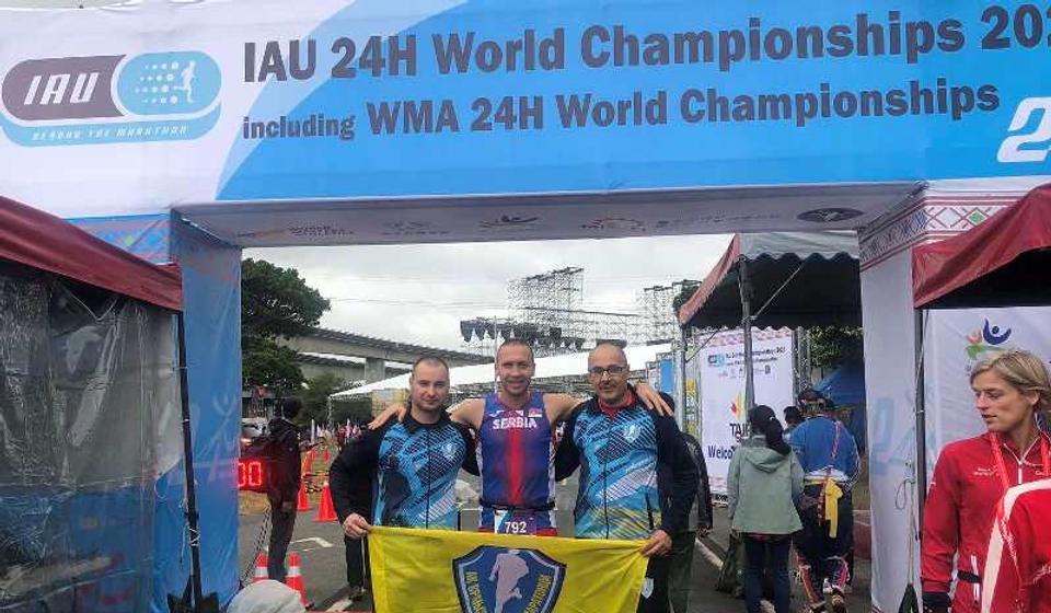 Siniša Stanković sa klupskim drugovima na Tajvanu. Foto AK Vranjski maratonci