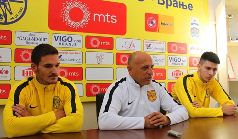 Trener Antić sa fudbalerima Markom Radivojevićem i Lukom Ratkovićem. Foto VranjeNews