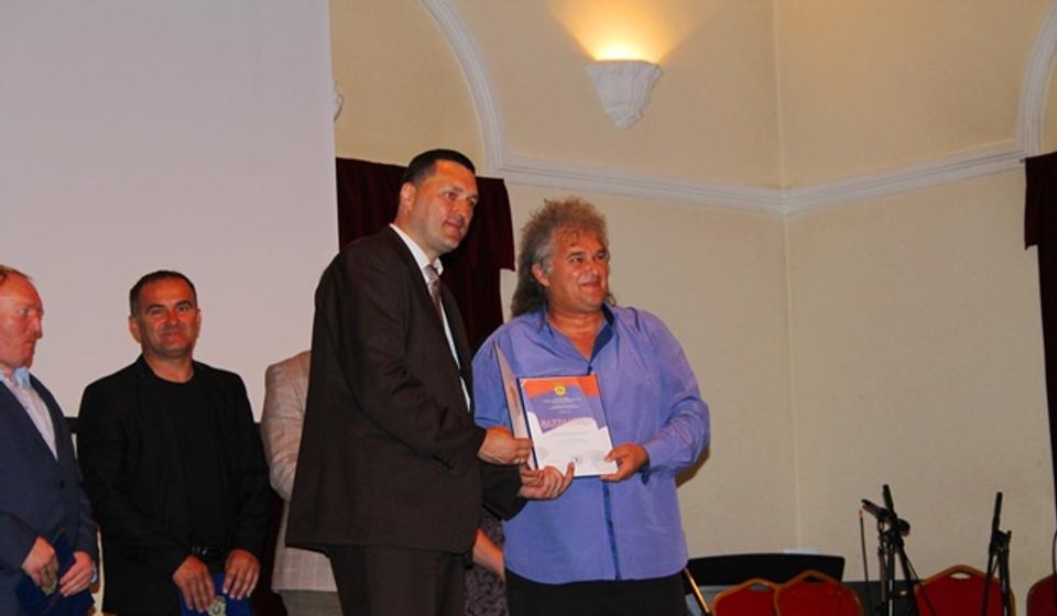 Zaharijev prima zahvalnicu od načelnika PU Vranje Igora Živkovića, povodom proslave Dana policije. Foto VranjeNews