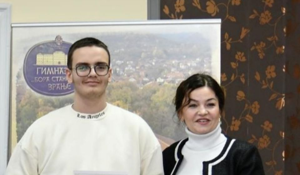 Veljko sa svojom mentorkom, profesorkom Tanjom Rusimović. Foto Gimnazija Bora Stanković