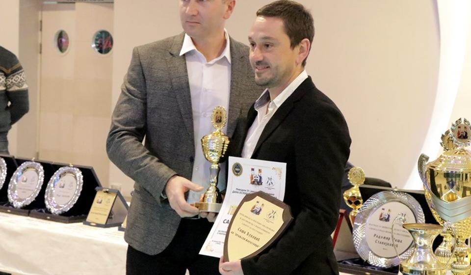 Nagrada za posebno angažovanje i dostignuća u rekreativnom sportu i masovnoj fizičkoj kulturi dodeljena je Saši Ćukoviću iz AK Vranjski maratonci. Foto Vranje News