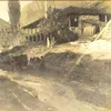 Šeh Arapova tekija ispod Crkve Svetog Nikole, na glavnom putu Vranje - Leskovac pored gradske reke. Fotografiju je T. Simonoviću ustupio Novica Jovanović Nocka, administrator grupe "Staro Vranje"
