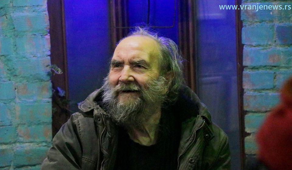 Najveći likovni umetnik Vranja: Zoran Petrušijević Zop u subotu uveče na otvaranju  samostalne izložbe. Foto Vranje News