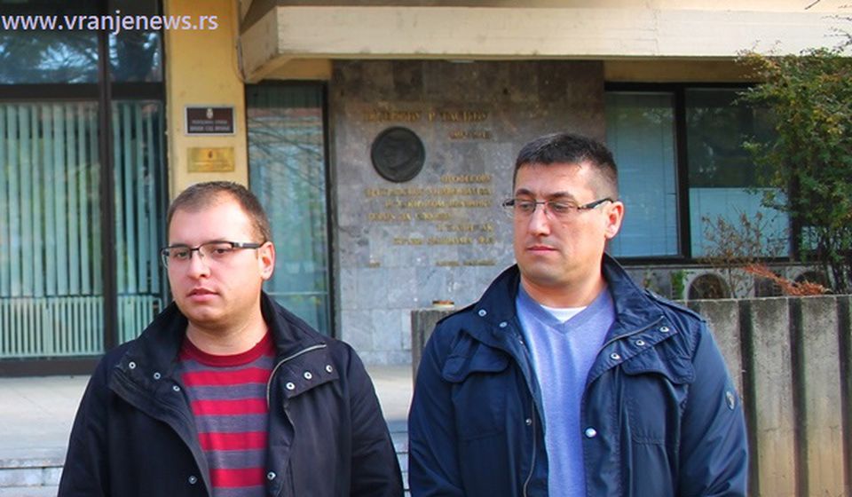 Đorđe Ristić (levo) i Dragan Pavlović 15. novembra 2018. ispred zgrade OJT nakon predaje krivičnih prijava. Foto VranjeNews