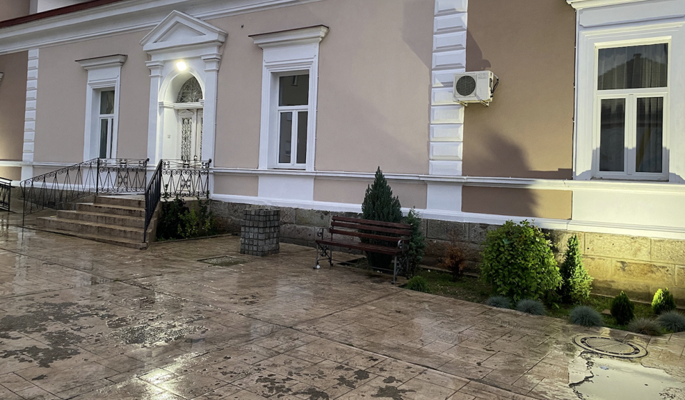 Kuća predsednika opštine Arse Stajića. Od velikog broja kuća i dućana porodice Stajić ostale su dve kuće, jedna u ulici Beogradskoj u Vranju u kojoj je uprava Javnog preduzeća Vodovod. Foto arhiva T.R.S.