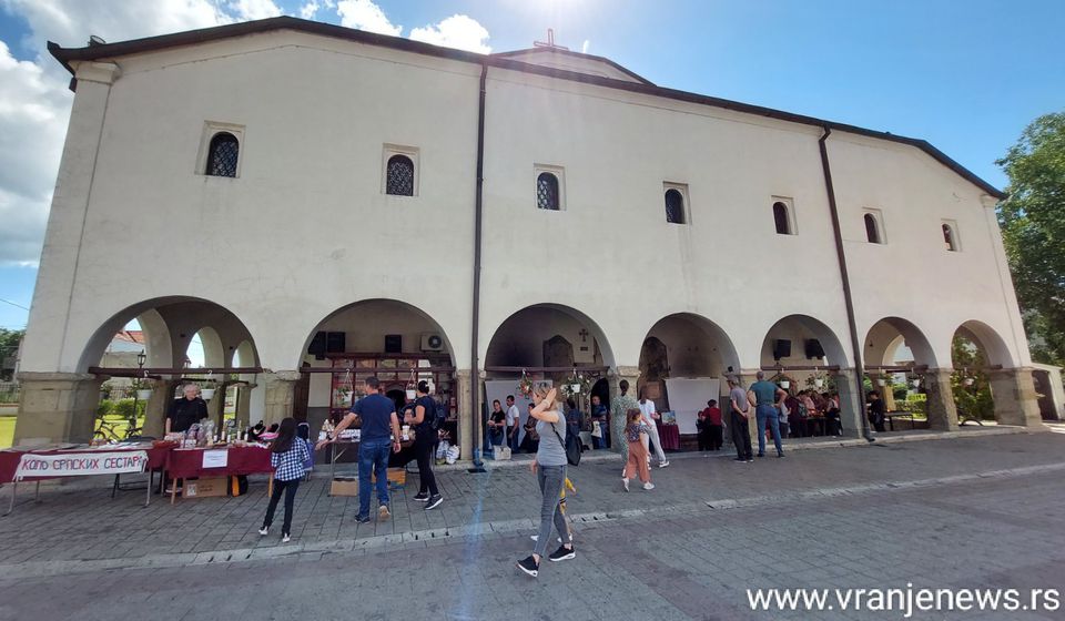 Vernici danas ispred pravoslavnog hrama Svete Trojice u centru Vranja. Foto Vranje News