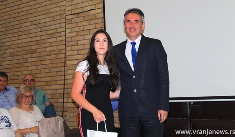 Jelena Mitić, đak generacije OŠ Dositej Obradović. Foto VranjeNews