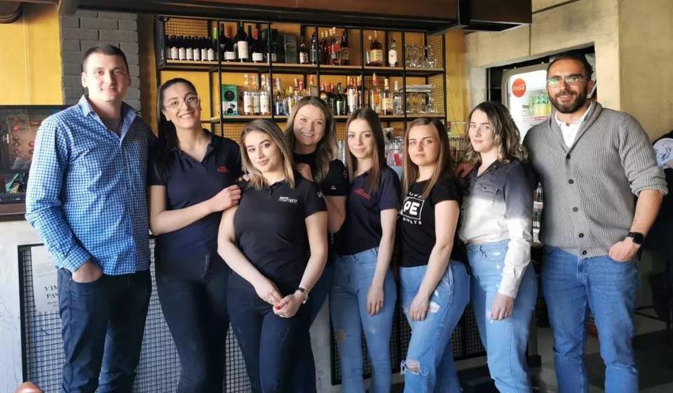 Vlasnici i osoblje. Foto cafe Moment