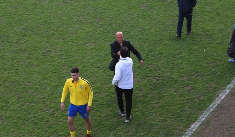 Pozdrav dvojice stratega posle utakmice: Dragan Antić i Simo Krunić. Foto VranjeNews