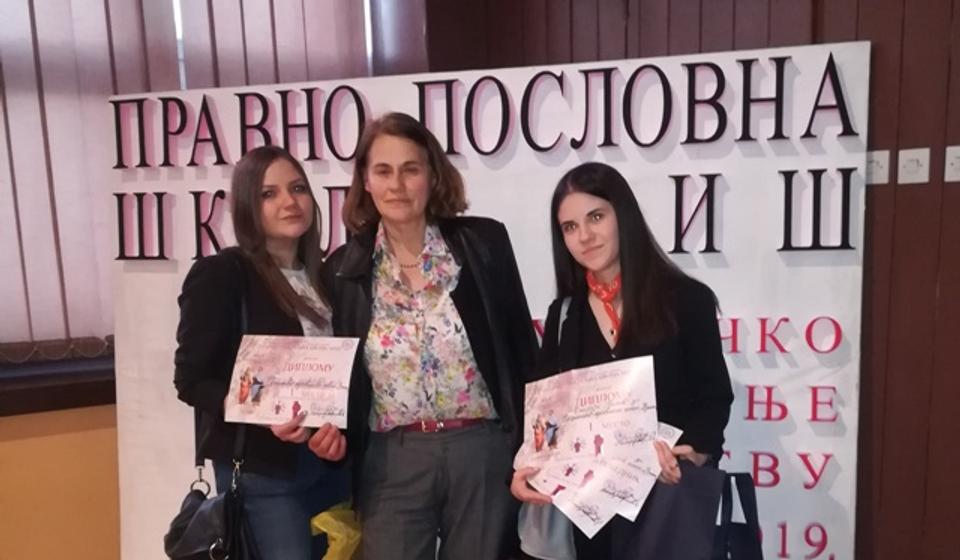 Veliki uspeh za učenice Ekonomske škole u Vranju. Foto VranjeNews